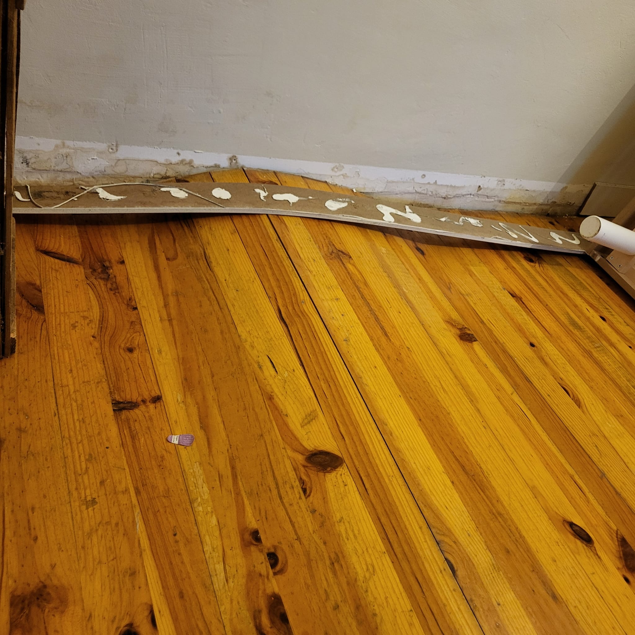 Ancien parquet abîmé avant rénovation
